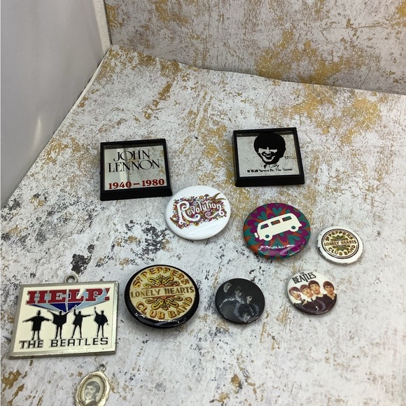 🎄🎄Vintage Beatles Memorabilia Pins Buttons Charm - Picture 3 of 5